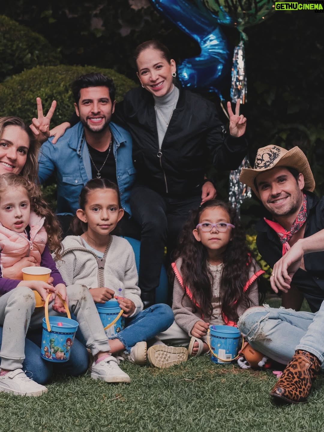 Zoraida Gómez - 58.2K Likes - A mi nano, estamos muy orgullosos de ti
Aquí está tu familia , tus amigos y toda la gente que te quiere y q te apoya 
Gracias por mostrarnos el gran ser humano q eres, siempre con toda  la fe , toda la actitud y el ❤️ que le pones a todo lo que haces 
Te amamos !! 
Seguimos votando por ti en @lagranjavipmx 
#vamosahacerlo #teamele #siuuuuuuuuu 
#pontetrucha 
#eleazaegomez #noestássolo 
#familiaunida #eleterno