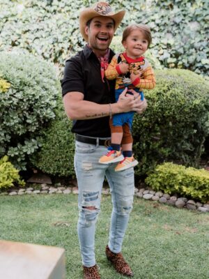 Zoraida Gómez Instagram - A mi nano, estamos muy orgullosos de ti
Aquí está tu familia , tus amigos y toda la gente que te quiere y q te apoya
Gracias por mostrarnos el gran ser humano q eres, siempre con toda la fe , toda la actitud y el ❤️ que le pones a todo lo que haces
Te amamos !!
Seguimos votando por ti en @lagranjavipmx
#vamosahacerlo #teamele #siuuuuuuuuu
#pontetrucha
#eleazaegomez #noestássolo
#familiaunida #eleterno