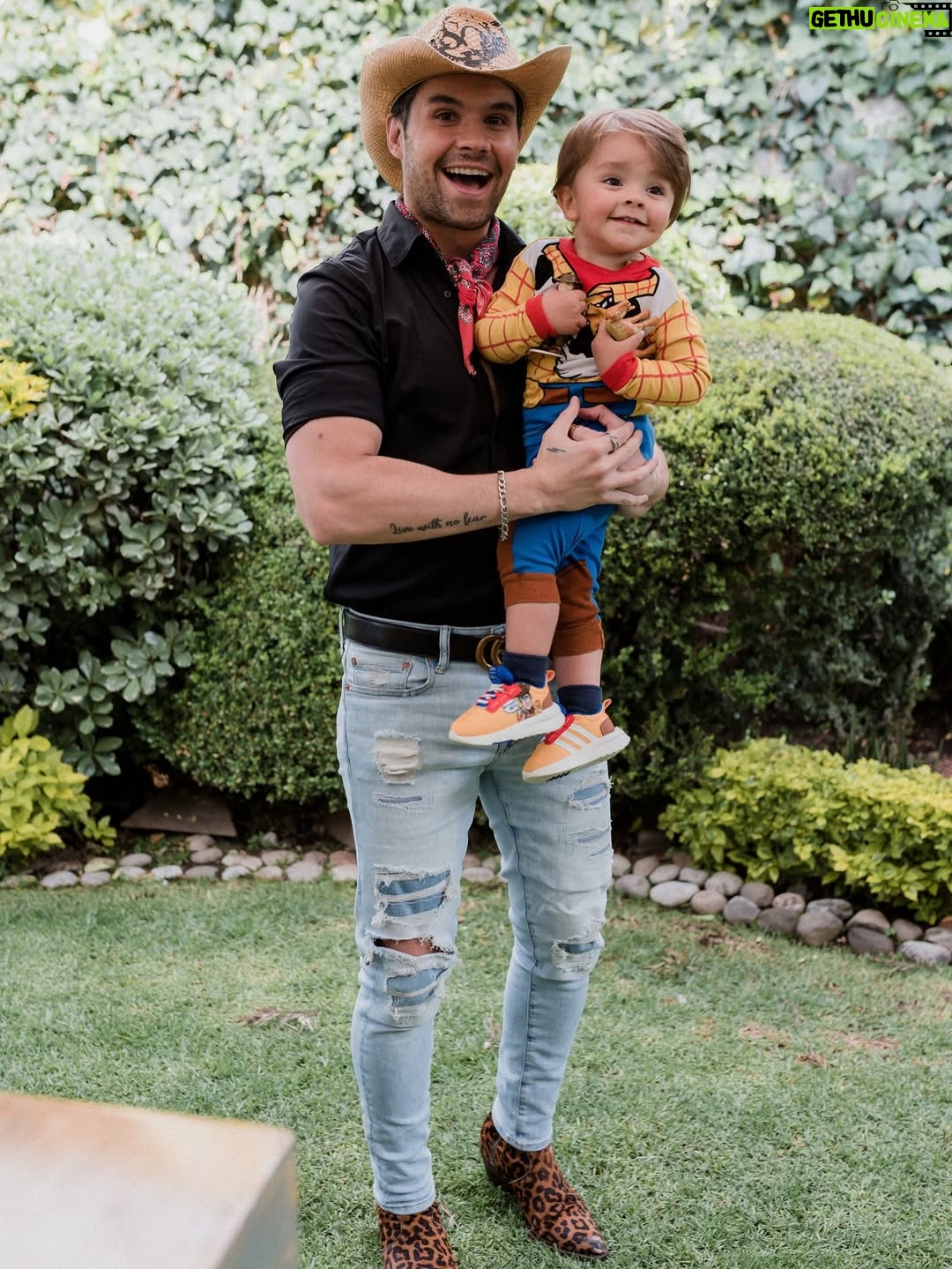 Zoraida Gómez - 58.2K Likes - A mi nano, estamos muy orgullosos de ti
Aquí está tu familia , tus amigos y toda la gente que te quiere y q te apoya 
Gracias por mostrarnos el gran ser humano q eres, siempre con toda  la fe , toda la actitud y el ❤️ que le pones a todo lo que haces 
Te amamos !! 
Seguimos votando por ti en @lagranjavipmx 
#vamosahacerlo #teamele #siuuuuuuuuu 
#pontetrucha 
#eleazaegomez #noestássolo 
#familiaunida #eleterno