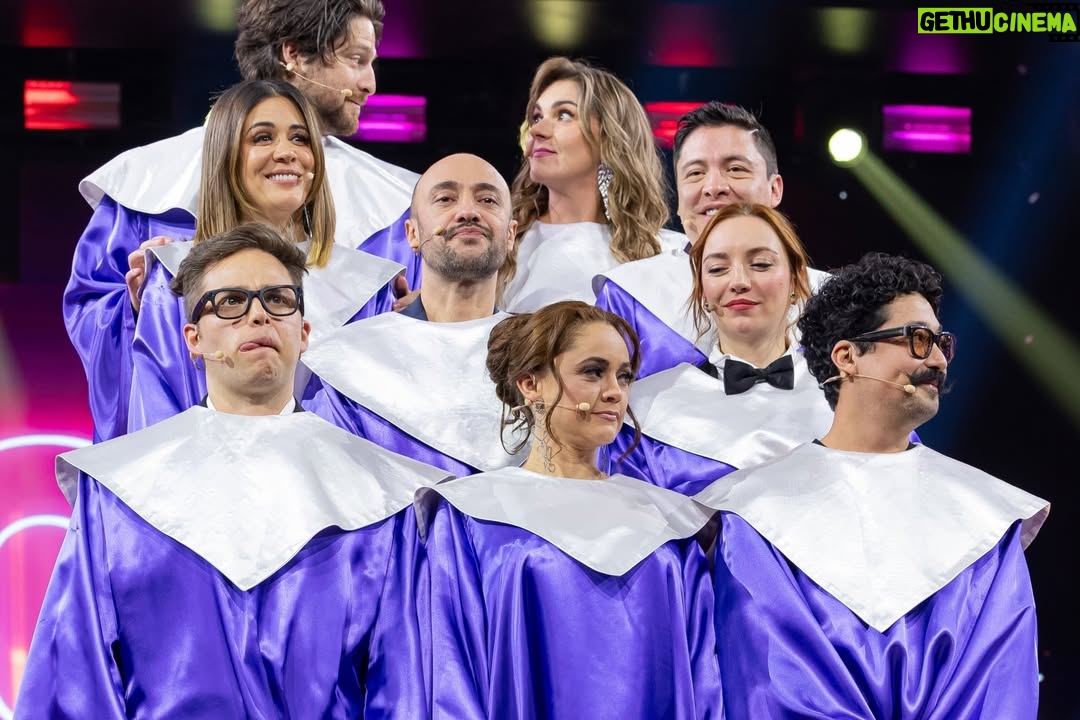 Zoraida Gómez - 6K Likes - Que felicidad  pertenecer a esta hermosa familia disfuncional y poder celebrar hoy los 400 programas de @mecaigoderisaof con tantas personas que quiero con todo mi ❤️ 
Gracias por tanto cariño