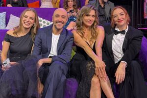 Zoraida Gómez Instagram - Que felicidad pertenecer a esta hermosa familia disfuncional y poder celebrar hoy los 400 programas de @mecaigoderisaof con tantas personas que quiero con todo mi ❤️
Gracias por tanto cariño