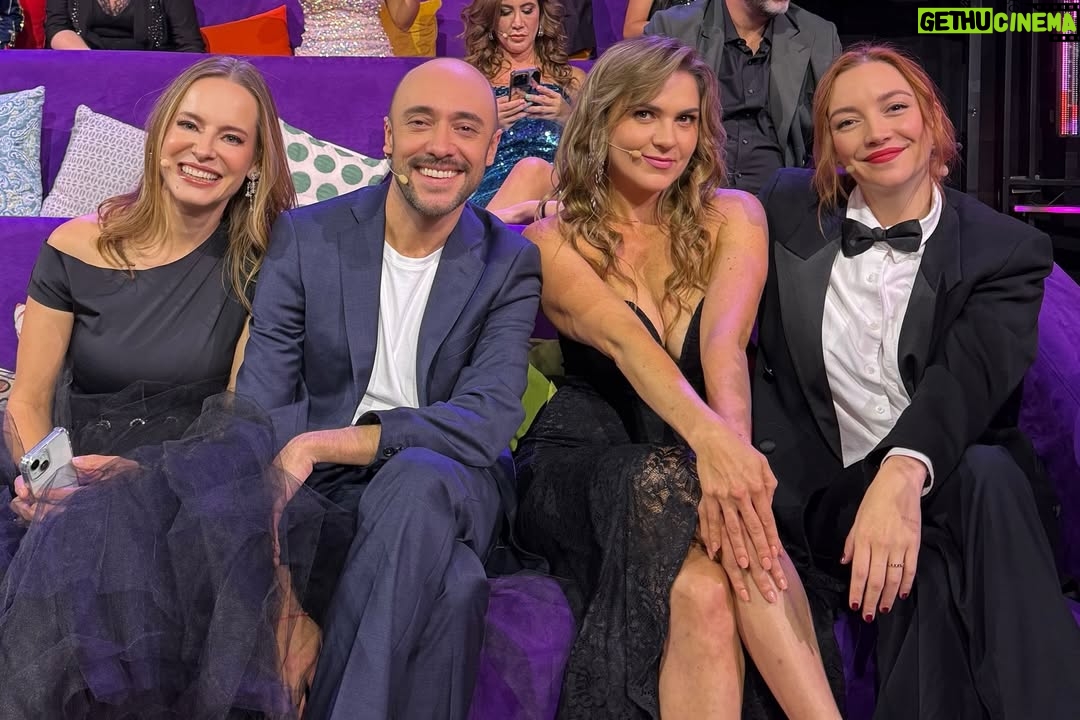 Zoraida Gómez - 6K Likes - Que felicidad  pertenecer a esta hermosa familia disfuncional y poder celebrar hoy los 400 programas de @mecaigoderisaof con tantas personas que quiero con todo mi ❤️ 
Gracias por tanto cariño