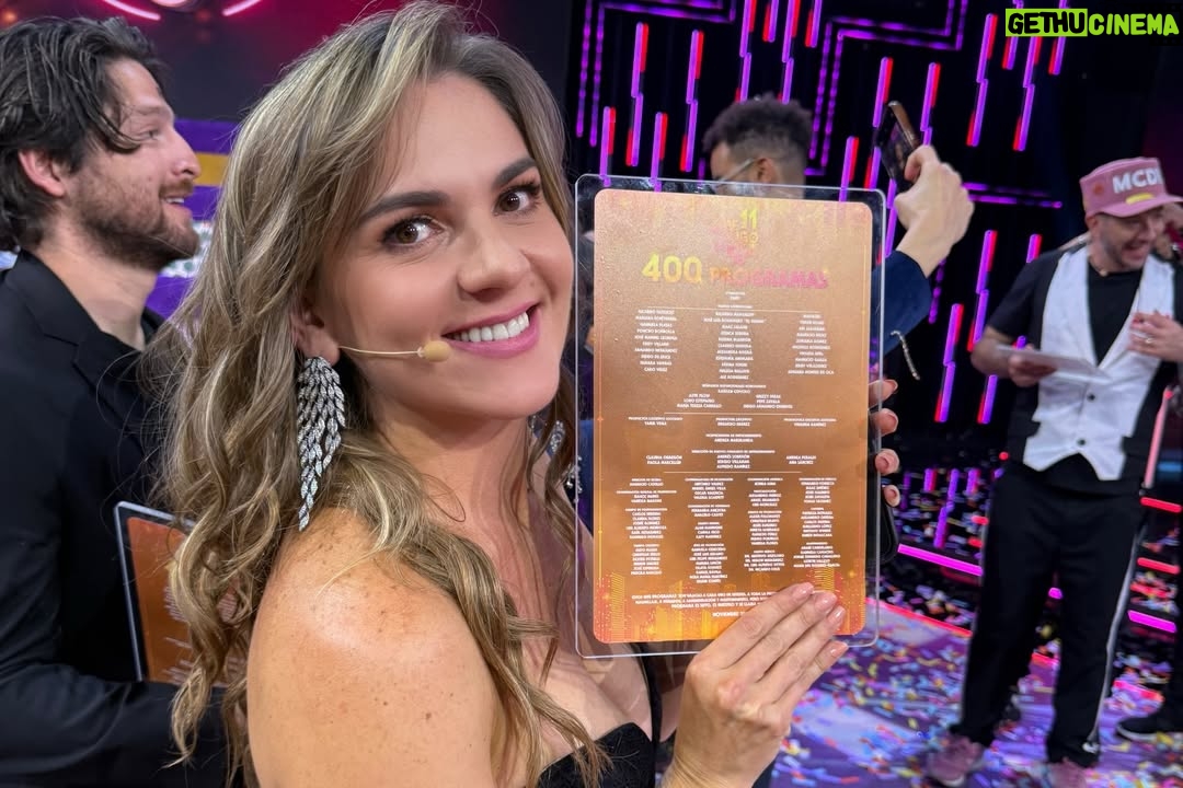 Zoraida Gómez - 6K Likes - Que felicidad  pertenecer a esta hermosa familia disfuncional y poder celebrar hoy los 400 programas de @mecaigoderisaof con tantas personas que quiero con todo mi ❤️ 
Gracias por tanto cariño