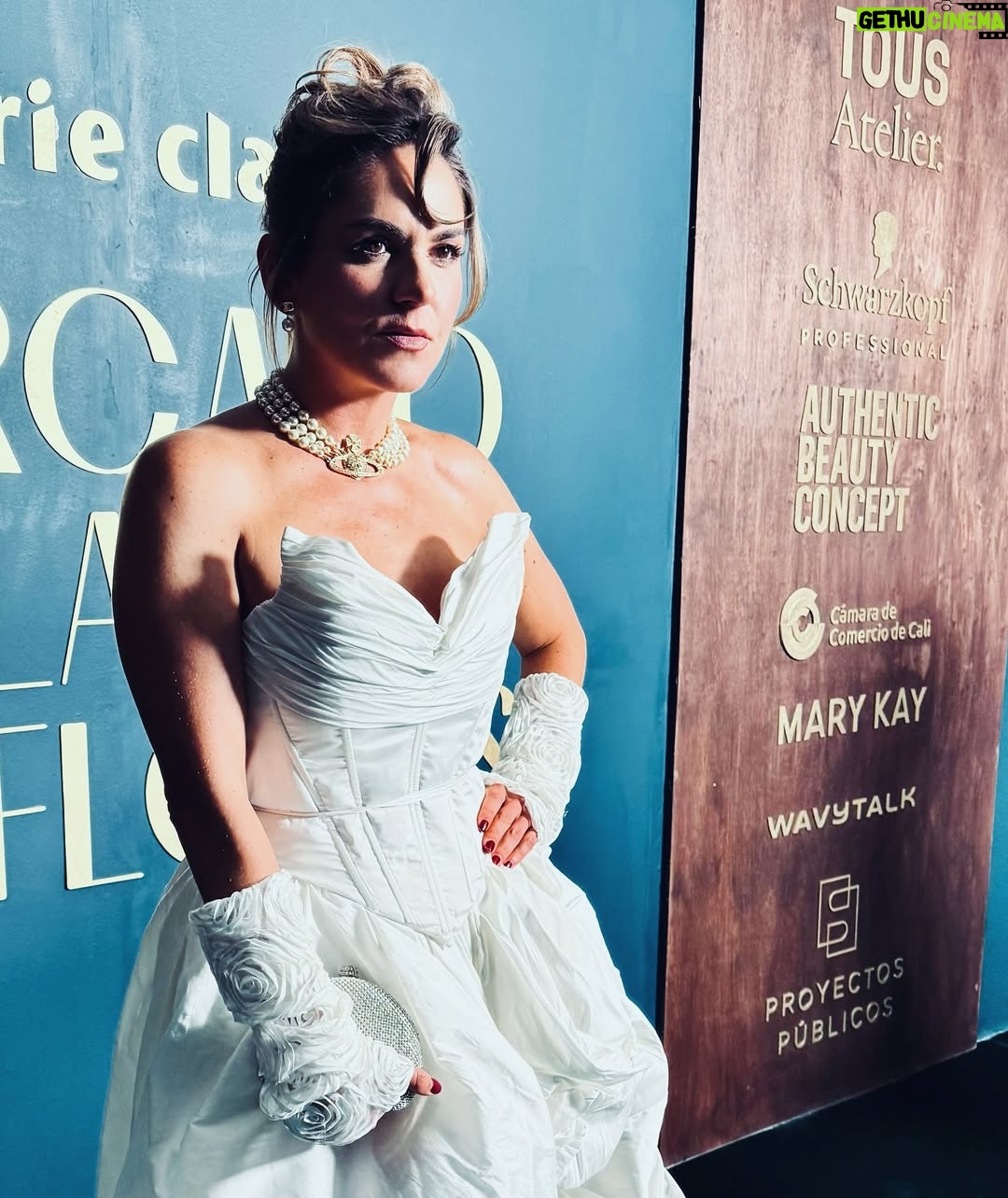 Zoraida Gómez - 4.2K Likes - Increíble noche en el #mercadodelasflores con @marieclaire_la 
Styling: @laustyling 
Makeup & Hair: @carlapgg 
Diseñadora: @elsaochoamx_ 
Accesorios @viviennewestwood 
Agency: @puntoentmx
