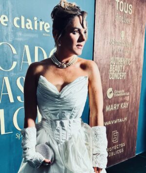 Zoraida Gómez Instagram - Increíble noche en el #mercadodelasflores con @marieclaire_la
Styling: @laustyling
Makeup & Hair: @carlapgg
Diseñadora: @elsaochoamx_
Accesorios @viviennewestwood
Agency: @puntoentmx