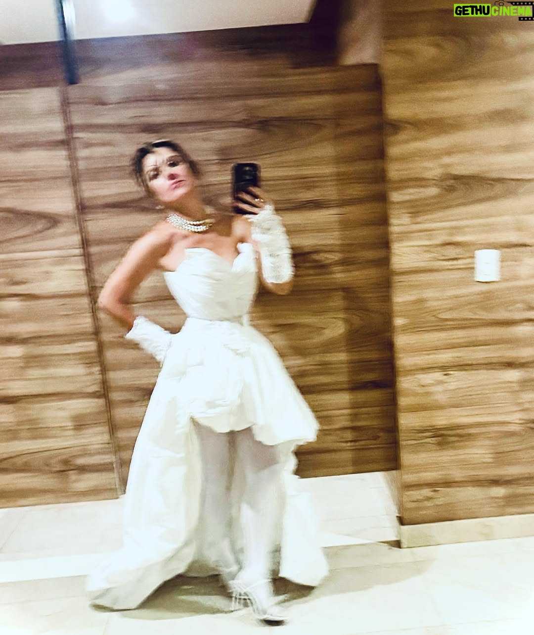 Zoraida Gómez - 4.2K Likes - Increíble noche en el #mercadodelasflores con @marieclaire_la 
Styling: @laustyling 
Makeup & Hair: @carlapgg 
Diseñadora: @elsaochoamx_ 
Accesorios @viviennewestwood 
Agency: @puntoentmx
