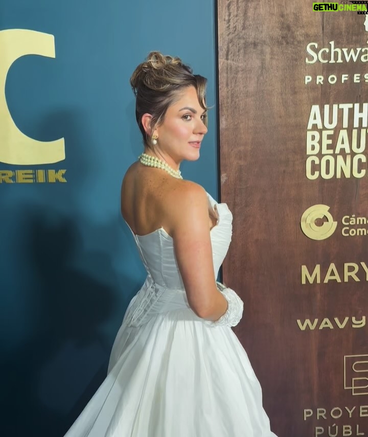 Zoraida Gómez - 4.2K Likes - Increíble noche en el #mercadodelasflores con @marieclaire_la 
Styling: @laustyling 
Makeup & Hair: @carlapgg 
Diseñadora: @elsaochoamx_ 
Accesorios @viviennewestwood 
Agency: @puntoentmx