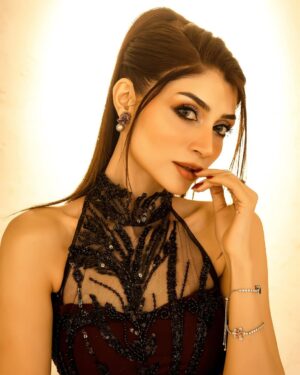 Zoya Nasir Instagram - 👗 @amiradnanofficial @parishae.adnan
Styling @manzaibbaloch
💄 @nabila_salon @farhanmakeupartist
💎 @esfirjewels
📸 @talhamamoon
Team @alchemistspk