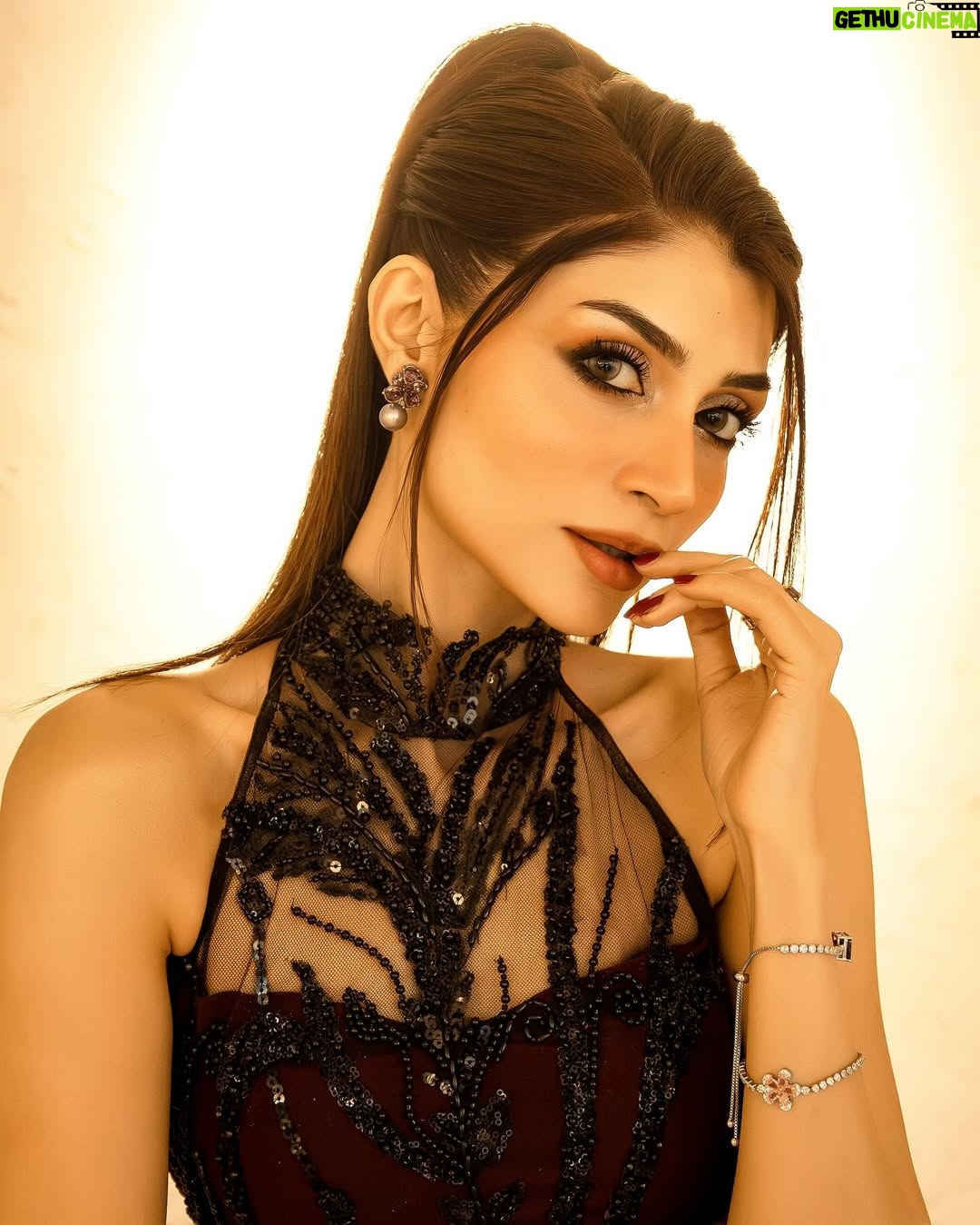 Zoya Nasir - 21.9K Likes - 👗 @amiradnanofficial @parishae.adnan 
Styling @manzaibbaloch 
💄 @nabila_salon @farhanmakeupartist 
💎 @esfirjewels 
📸 @talhamamoon 
Team @alchemistspk