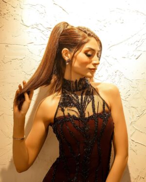 Zoya Nasir Instagram - 👗 @amiradnanofficial @parishae.adnan
Styling @manzaibbaloch
💄 @nabila_salon @farhanmakeupartist
💎 @esfirjewels
📸 @talhamamoon
Team @alchemistspk