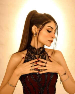 Zoya Nasir Instagram - 👗 @amiradnanofficial @parishae.adnan
Styling @manzaibbaloch
💄 @nabila_salon @farhanmakeupartist
💎 @esfirjewels
📸 @talhamamoon
Team @alchemistspk