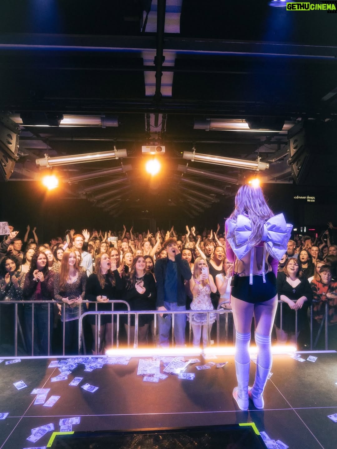 Zsá Zsá Inci Bürkle - 6.6K Likes - muss gerade mal kurz realisieren dass ich mit meinem kleinen album wirklich auf meine erste kleini (sold ouuuut!!!) tour war… 🥹🧸
im studio hab ich noch gedacht „es hört vielleicht eh keiner aber ich machs trotzdem“
und jetzt steh ich hier und ihr seid wirklich auch da. 

wenn du das hier lest i love you !!! das ist alles noch in den kinderschuhen haha vertrauuuu das wird noch crazy! ich werde mich für immer und ewig an diese tour erinneren danke an jede einzelne person die sich ein ticket gekauft hat. dank euch darf ich meine träume leben. i love you love you love you!!! freu mich so so sehe auf alles was kommt 🥹💋🩷🩷 

📸 @whiterabbitjpg