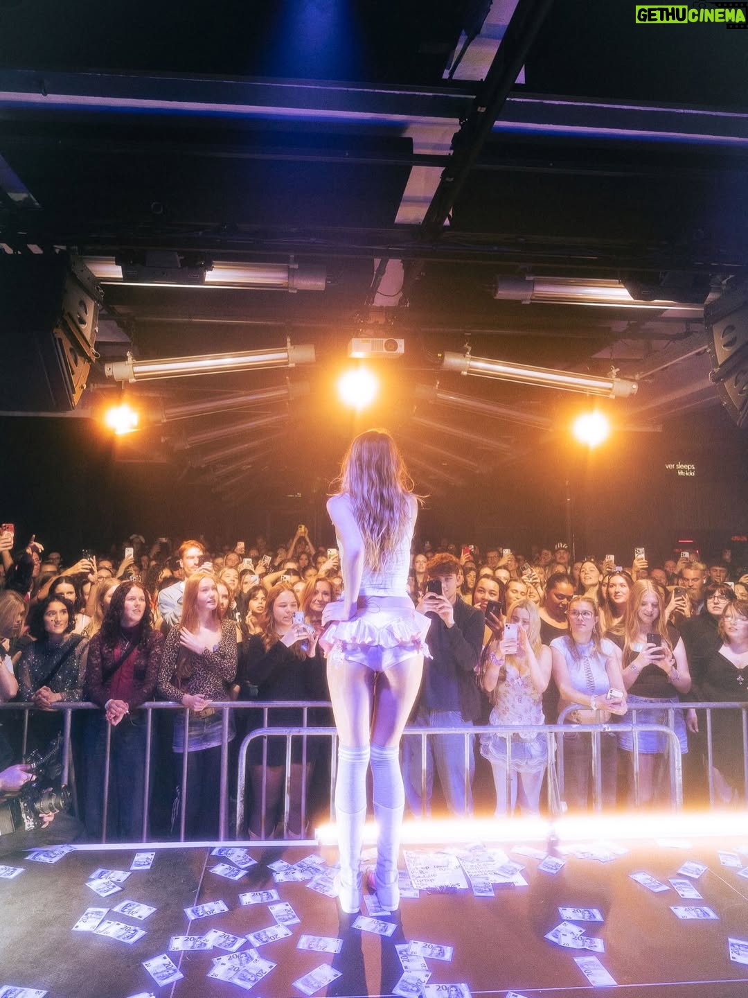 Zsá Zsá Inci Bürkle - 6.6K Likes - muss gerade mal kurz realisieren dass ich mit meinem kleinen album wirklich auf meine erste kleini (sold ouuuut!!!) tour war… 🥹🧸
im studio hab ich noch gedacht „es hört vielleicht eh keiner aber ich machs trotzdem“
und jetzt steh ich hier und ihr seid wirklich auch da. 

wenn du das hier lest i love you !!! das ist alles noch in den kinderschuhen haha vertrauuuu das wird noch crazy! ich werde mich für immer und ewig an diese tour erinneren danke an jede einzelne person die sich ein ticket gekauft hat. dank euch darf ich meine träume leben. i love you love you love you!!! freu mich so so sehe auf alles was kommt 🥹💋🩷🩷 

📸 @whiterabbitjpg