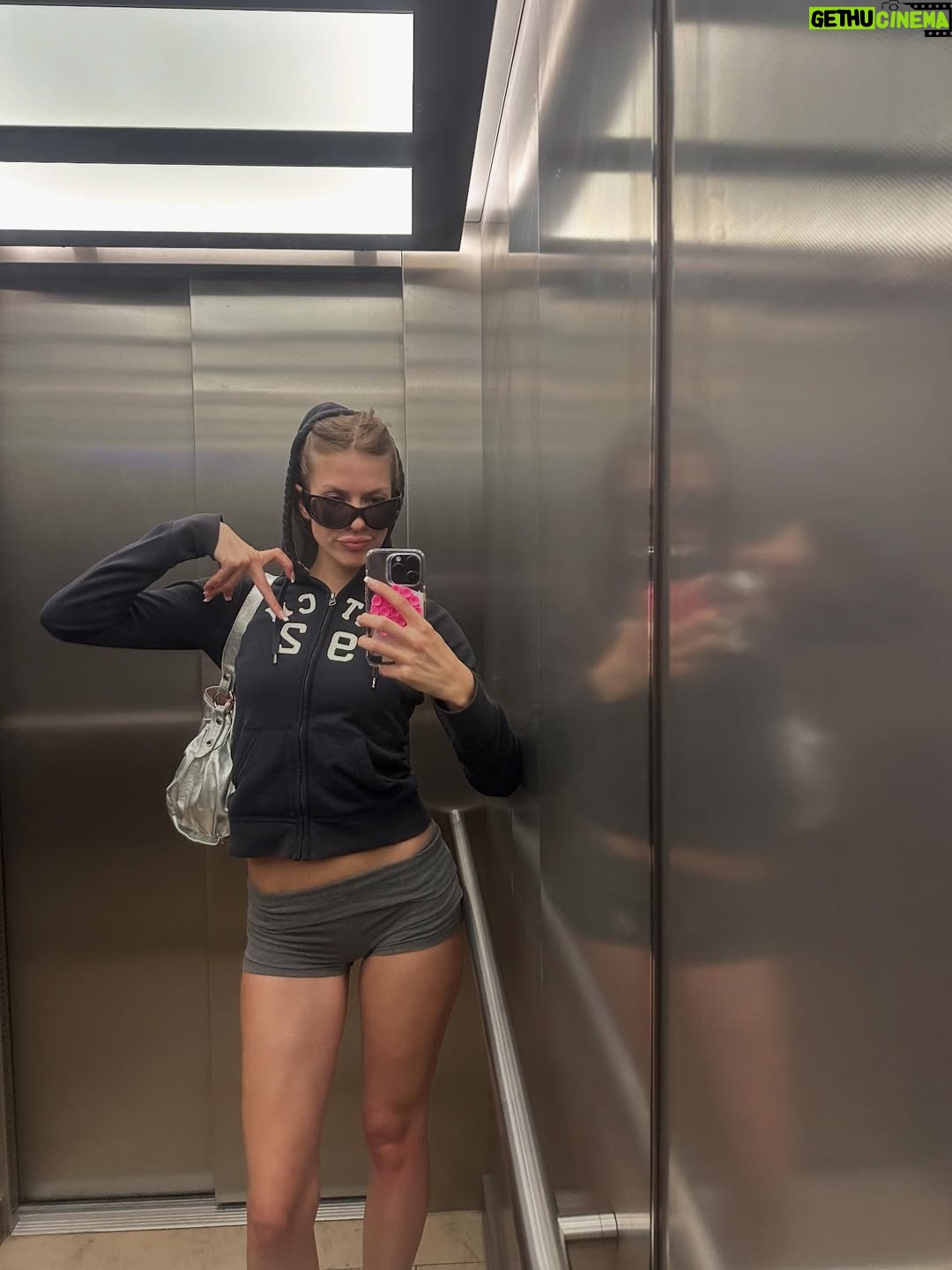 Zsá Zsá Inci Bürkle - 10.9K Likes - backstage kein schlaf 🤍🌪️