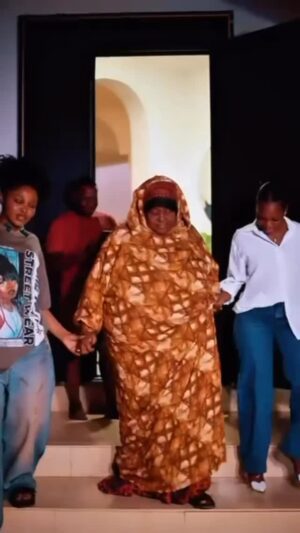 Zuchu Instagram - Jana ilikua moja kati siku nzuri sana za maisha Yangu .Sababu nilitimiza moja ya malengo yangu kwa kumnunulia mamaangu Gari Ya ndoto zake .wallahi kwangu mimi kama binti mpambanaji sio kitu kidogo .Haiko Raha ya dunia Kama Mama yako kufurahi ni hisia ambayo siwezi kuilelezea kwa maneno Alhamdulillah 🙏.Nawaombea watoto wote wenye wazazi wetu mwenyezi Mungu atupe na sisi nafasi ya kuwatimizia wazazi wetu Ndoto zao Amin .Namshukuru kwa dhati Mumewangu anamchamgo mkubwa kwenye kila ndoto yangu haniachi pekeangu Allah Akulipe kwa moyo mzuri Na aendelee kukuongezea unapotoa Amin 🙏 ❤️ @diamondplatnumz .
kipekee kabisa nawashukuru @troni_motors niliwatumia pesa bila ya kujua hata ofisi zao lakini mmekua waaminifu mmenichagulia Gari na Nilivyowaambia ni suprise Basi mmeifanya kwa ukubwa sana .Itoshe kusema jana Malkia Hajalala kwa Furaha .
ila @kiredio_ mie shabiki yako bana kazi unaifanya kijana 😂🙌🙌