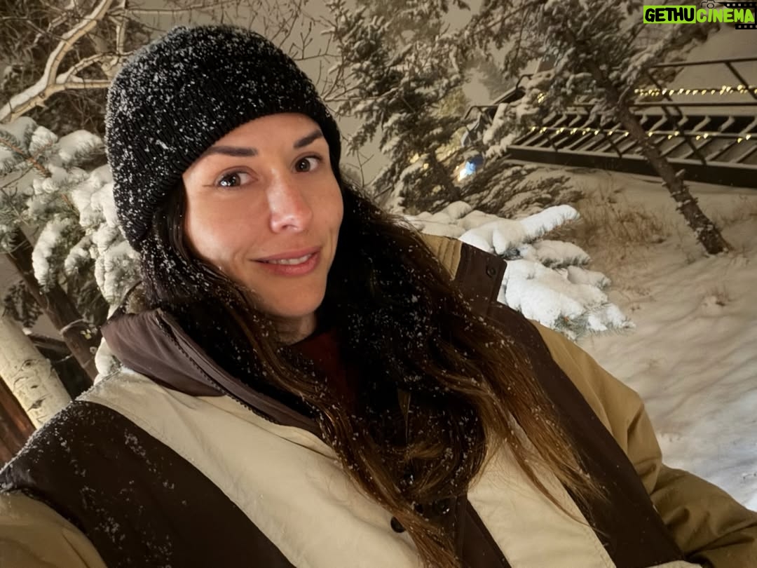 Zuria Vega - 49.4K Likes - Pasé mi cumpleaños en la montaña como la 🐐 ♑️ que soy, sintiendo el aire frío en la cara, tomando chocolate caliente con la gente que amo y celebrando 9 años de L 🦄.

Gracias vida por un año más.