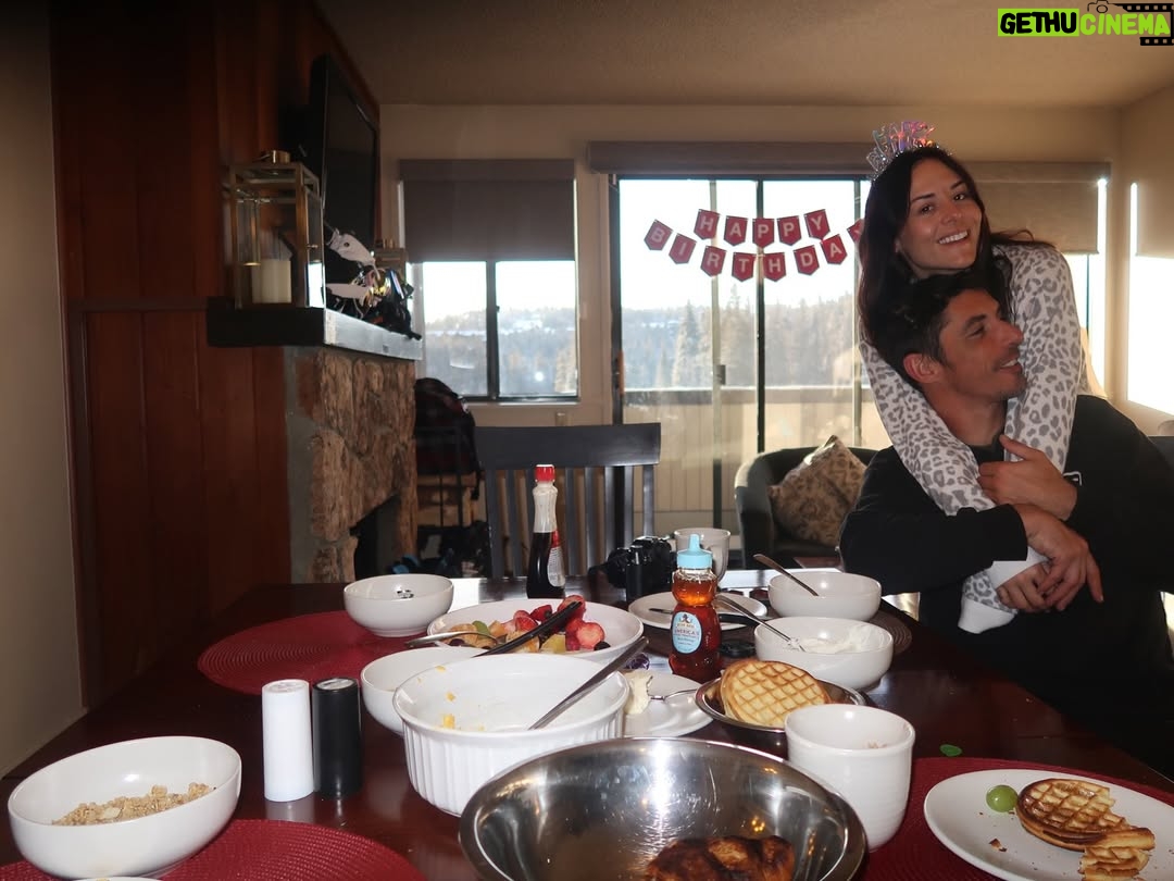 Zuria Vega - 49.4K Likes - Pasé mi cumpleaños en la montaña como la 🐐 ♑️ que soy, sintiendo el aire frío en la cara, tomando chocolate caliente con la gente que amo y celebrando 9 años de L 🦄.

Gracias vida por un año más.