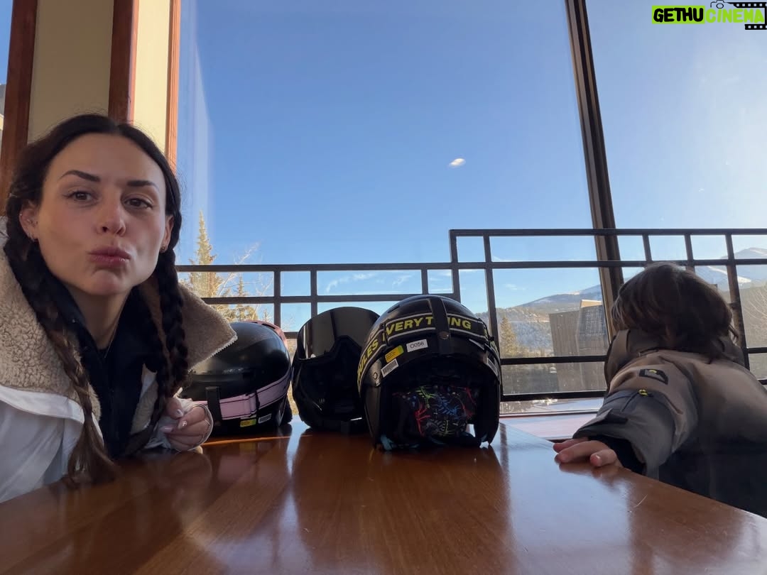 Zuria Vega - 49.4K Likes - Pasé mi cumpleaños en la montaña como la 🐐 ♑️ que soy, sintiendo el aire frío en la cara, tomando chocolate caliente con la gente que amo y celebrando 9 años de L 🦄.

Gracias vida por un año más.