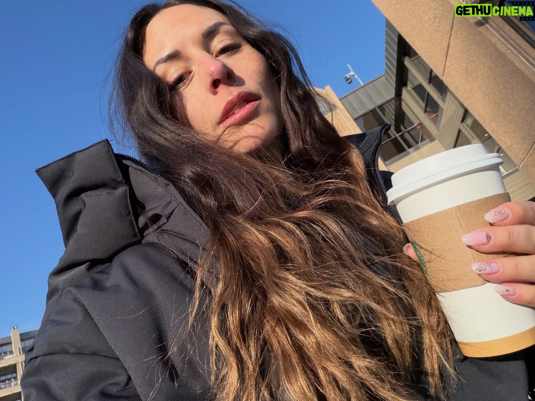 Zuria Vega - 49.4K Likes - Pasé mi cumpleaños en la montaña como la 🐐 ♑️ que soy, sintiendo el aire frío en la cara, tomando chocolate caliente con la gente que amo y celebrando 9 años de L 🦄.

Gracias vida por un año más.