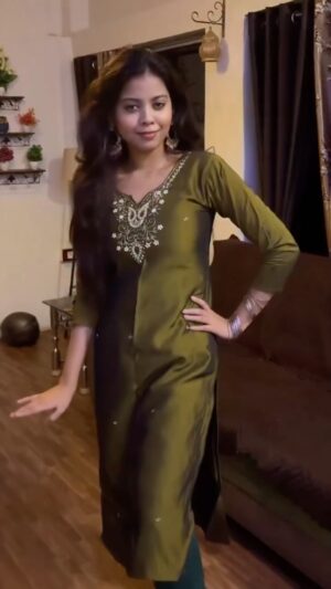 anushka roy Instagram - Shararat 🔥 #reels #instagood #reelsinstagram #instagram #instalike #instagramreels #reelitfeelit #trending #dance #reels #instagood #reelsinstagram