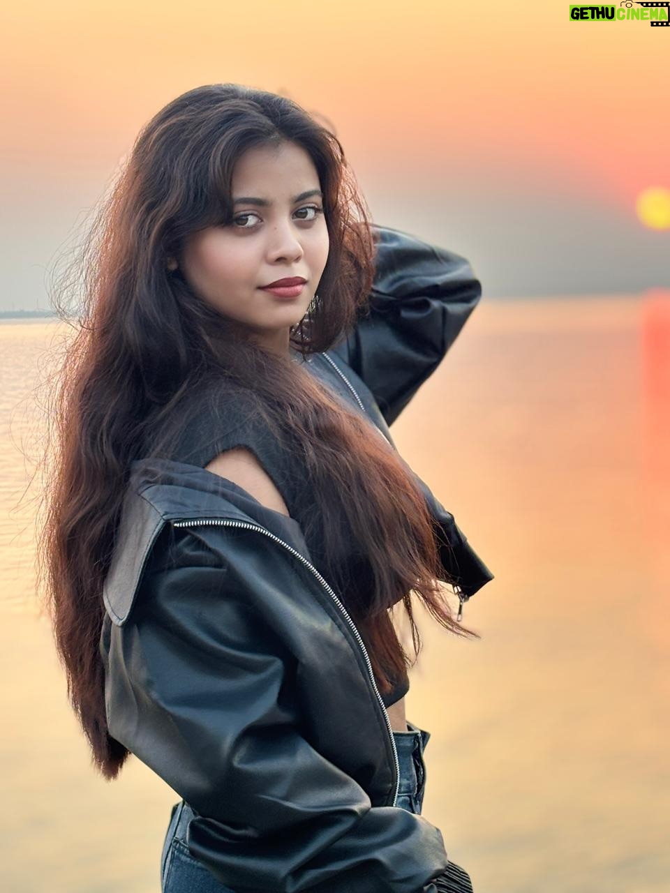 anushka roy - 6.9K Likes - 🌚✨