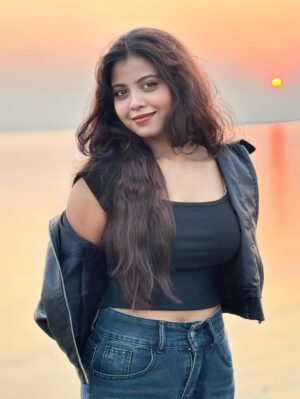 anushka roy Instagram - 🌚✨