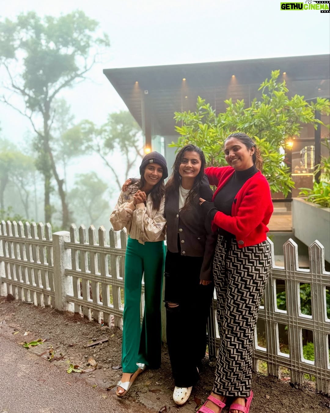 bhumika Basavaraj - 75.2K Likes - That smell of wet earth, and the sound of falling rain is my addiction✨🌧️

#bhumikabasavaraj