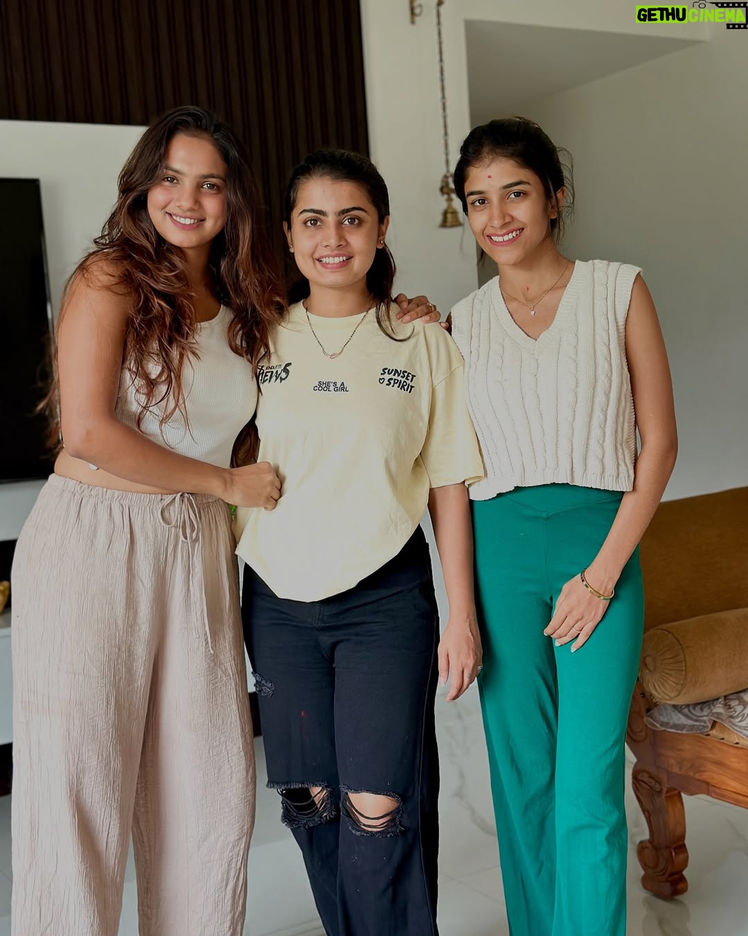 bhumika Basavaraj - 75.2K Likes - That smell of wet earth, and the sound of falling rain is my addiction✨🌧️

#bhumikabasavaraj