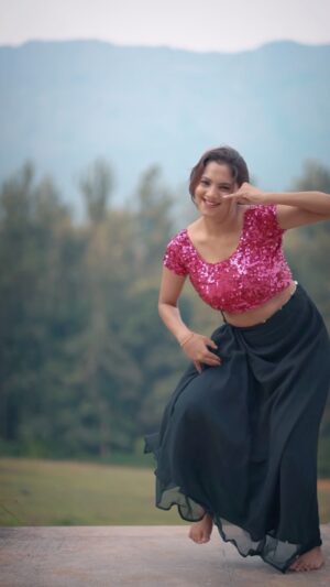 bhumika Basavaraj Instagram - 😝Peelings vacchindi…..After listening to this rhythm 🙈
Can u guess the no of takes ….? 

#bhumikabasavaraj #pushpa2therule