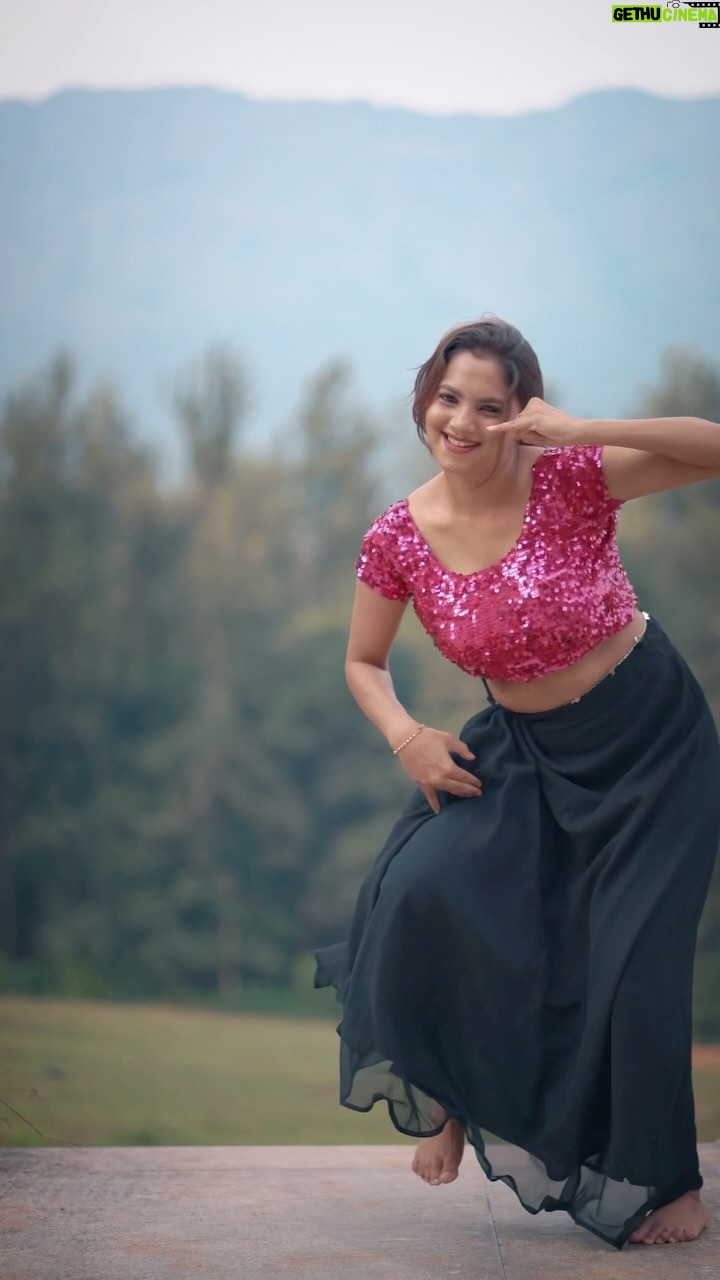 bhumika Basavaraj - 100.7K Likes - 😝Peelings vacchindi…..After listening to this rhythm 🙈
Can u guess the no of takes ….? 

#bhumikabasavaraj #pushpa2therule