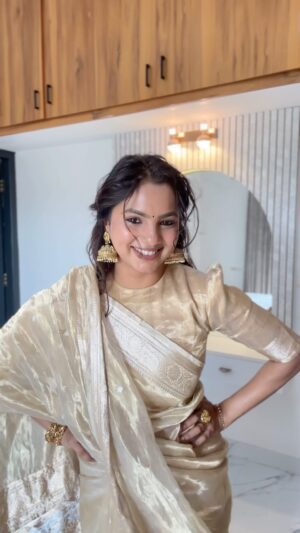 bhumika Basavaraj Instagram - Rate my look out of 10✨🙈
ಹೆಣ್ಣಿಗೆ ಸೀರೆನೇ ಅಂದ - agree!? 

#saree - @radheysdesignerstudio 
Jewel- @thespatika 

#bhumikabasavaraj