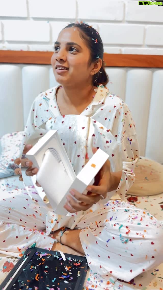bhumika Basavaraj - 61.4K Likes - Gifting an iPhone is OK but dropped on the bed like a toy🤣🤦‍♀️
Thank you girl🫡 Ninge neene saati 👻😂
@chethana_vbharadwaj 

Got my first gift for my bday 😍🙈

#bhumikabasavaraj