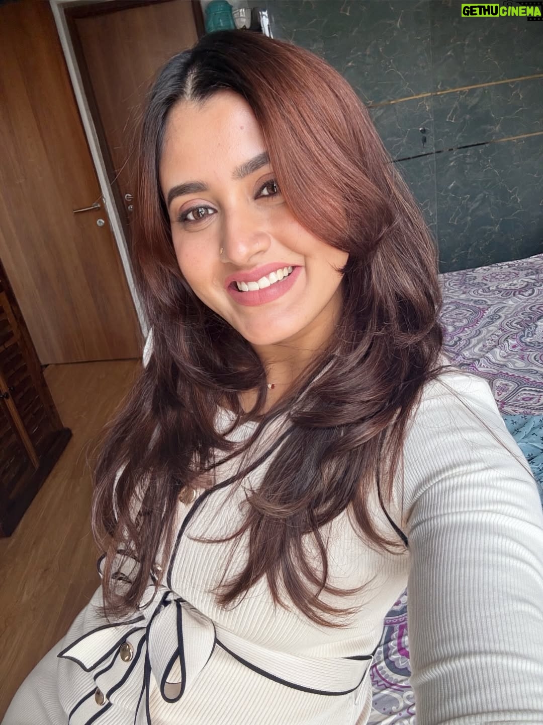 chandra Chakraborty - 1.4K Likes - All about a good hair day turning into a great night 💕 
.
.
.
.
.
.
#ootd #makeup #allaboutlastnight❤️#instamood #selfies #selfieoftheday #bangalore #goodhair
