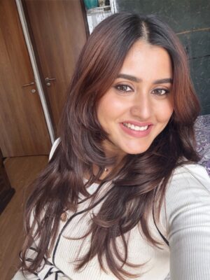 chandra Chakraborty Instagram - All about a good hair day turning into a great night 💕
.
.
.
.
.
.
#ootd #makeup #allaboutlastnight❤️#instamood #selfies #selfieoftheday #bangalore #goodhair