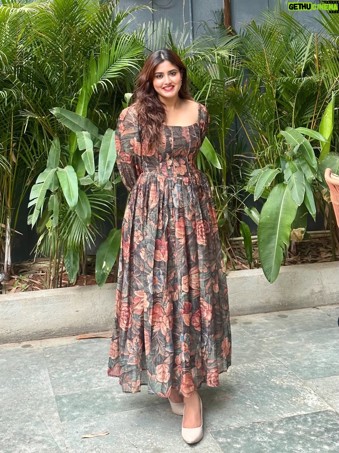 chandra Chakraborty - 1.9K Likes - A blooming outfit.. almost dressed like a garden 🪴 
.
.
.
Outfit: @labelritukumar 
.
.
.
.
#longdress #bangalore #instafashion #instamood #instapic #weekend #makeup #deckedup