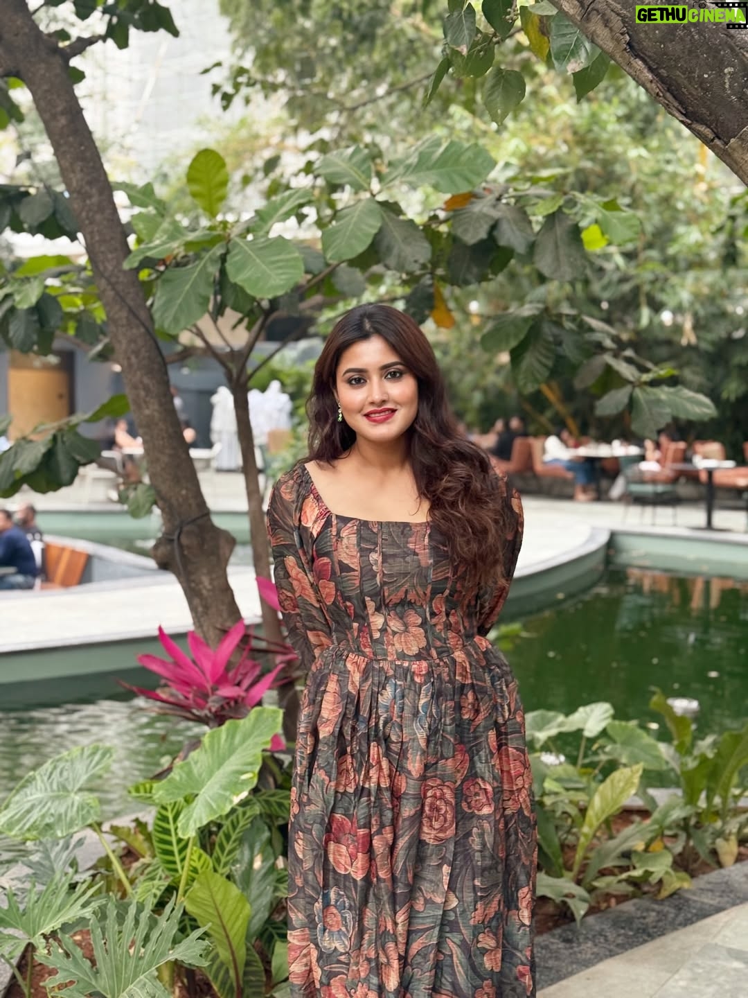 chandra Chakraborty - 1.9K Likes - A blooming outfit.. almost dressed like a garden 🪴 
.
.
.
Outfit: @labelritukumar 
.
.
.
.
#longdress #bangalore #instafashion #instamood #instapic #weekend #makeup #deckedup