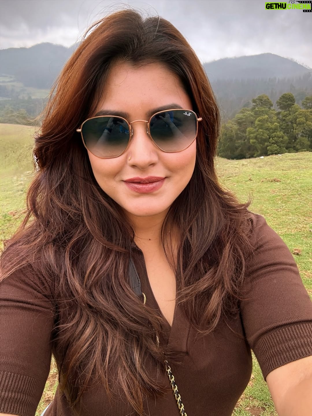 chandra Chakraborty - 5.1K Likes - Messy hair, but in rhythm 👓
.
.
.
.
.
.
.
.
#travelgram #ooty #selfies #travel #instamoment #instagram #travelinstyle #exploreinstagram