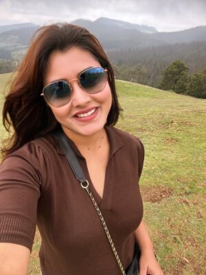 chandra Chakraborty Instagram - Messy hair, but in rhythm 👓
.
.
.
.
.
.
.
.
#travelgram #ooty #selfies #travel #instamoment #instagram #travelinstyle #exploreinstagram