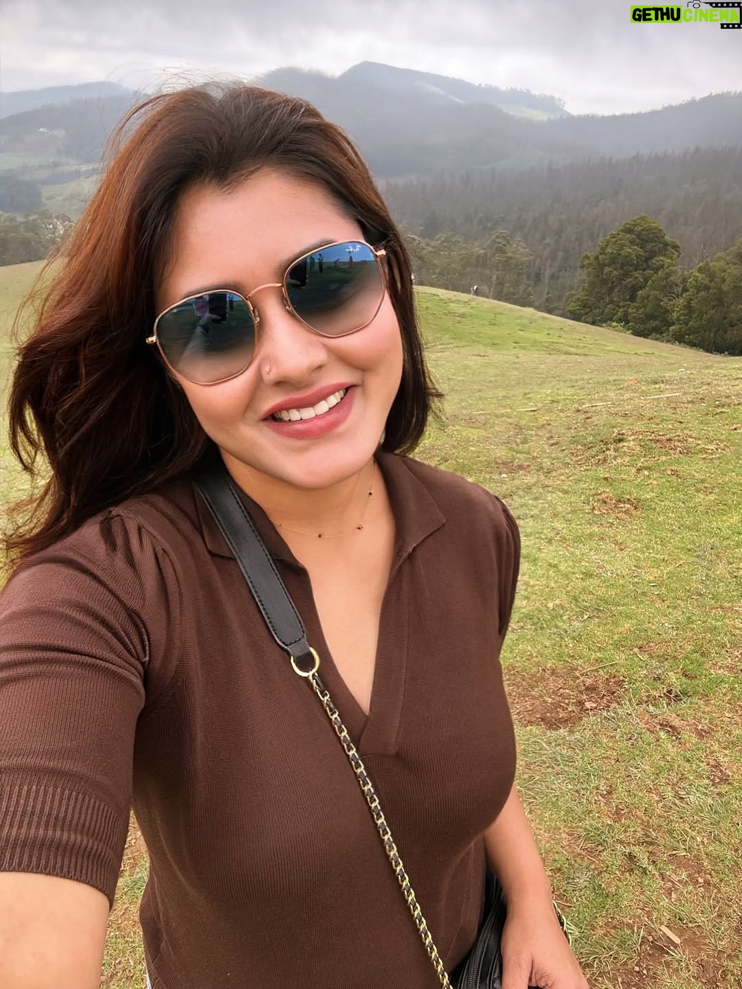 chandra Chakraborty - 5.1K Likes - Messy hair, but in rhythm 👓
.
.
.
.
.
.
.
.
#travelgram #ooty #selfies #travel #instamoment #instagram #travelinstyle #exploreinstagram