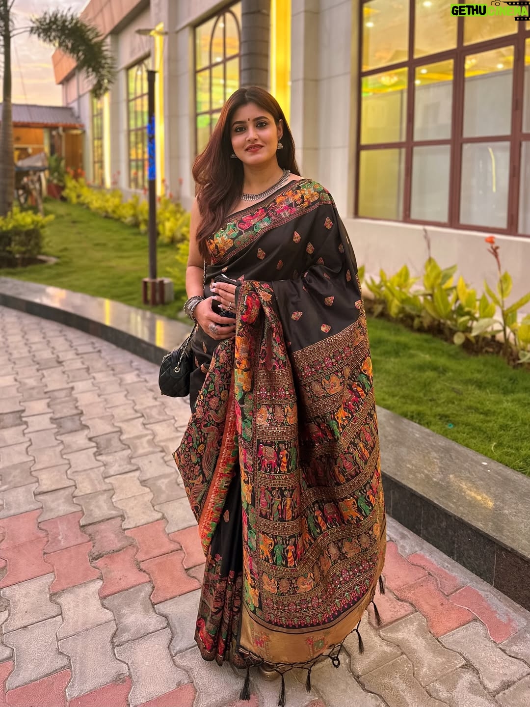 chandra Chakraborty - 3.3K Likes - The forever Saree Love 🖤♣️🖤
.
.
.
.
.
.
#saree #sareelove #instapic #durgapuja2025 #photodump