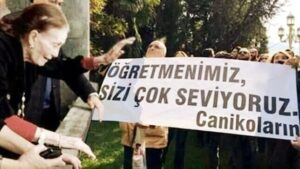Şebnem Sönmez Instagram - Bugün Yıldız Hoca'mı anıyorum. 

Bizler onun #yıldıztozları yız. 
Asla vazgeçmemeyi ondan öğrendim. 

Kendi korkularımı yenmenin ejderhalarla savaşmaktan daha zor olduğunu. 

İnsan olabilmenin, insan kalabilmenin ne denli güç olduğunu ve bunun tek güç olduğunu. 

Sahne adabını, meslek adabını, medeni olabilmeyi. 

Öğrenmenin ömür boyu süren bir okul olduğunu. 

İnsanda insanlığın her hali olduğunu. 

İşini aşkla yapmanın şart olduğunu. 

Sanatın her dalına hayranlığı, tiyatronun engin zenginliğini. 

Zaaflarımızın bizi insan kıldığını ve onları anladıkça insana dair nasıl bir anlayış geliştirebileceğimi. 

Sayfalara sığmayacak daha neleri...

Onu kaybettiğimizde hepimizin nasıl birbirimize sarıldığımızı unutmuyorum. 

Canım Hocam; canikoların seni çok özlüyor. 

Günün kutlu olsun. 

Umarım yüzünü ak tutarız ömür boyu. 

Yıldız tozları her yerde 🤍

#24kasımöğretmenlergünü #yıldızkenter