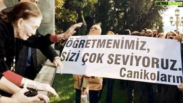 Şebnem Sönmez - 5.1K Likes - Bugün Yıldız Hoca'mı anıyorum. 

Bizler onun #yıldıztozları yız. 
Asla vazgeçmemeyi ondan öğrendim. 

Kendi korkularımı yenmenin ejderhalarla savaşmaktan daha zor olduğunu. 

İnsan olabilmenin, insan kalabilmenin ne denli güç olduğunu ve bunun tek güç olduğunu. 

Sahne adabını, meslek adabını, medeni olabilmeyi. 

Öğrenmenin ömür boyu süren bir okul olduğunu. 

İnsanda insanlığın her hali olduğunu. 

İşini aşkla yapmanın şart olduğunu. 

Sanatın her dalına hayranlığı, tiyatronun engin zenginliğini. 

Zaaflarımızın bizi insan kıldığını ve onları anladıkça insana dair nasıl bir anlayış geliştirebileceğimi. 

Sayfalara sığmayacak daha neleri...

Onu kaybettiğimizde hepimizin nasıl birbirimize sarıldığımızı unutmuyorum. 

Canım Hocam; canikoların seni çok özlüyor. 

Günün kutlu olsun. 

Umarım yüzünü ak tutarız ömür boyu. 

Yıldız tozları her yerde 🤍

#24kasımöğretmenlergünü #yıldızkenter