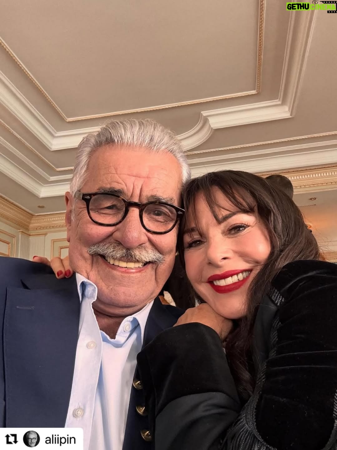 Şenay Gürler - 5.5K Likes - Canım Ali abicim seninle çalışmak şahaneydi şahane. İlk tanıştığımız anda dediğim gibi Brian Cox’tan daha yakışıklısın😍
Daha uzun süreli çalışmak dileğiyle…