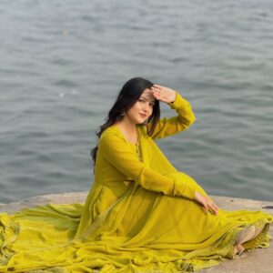 geetika bisht Instagram - Yeh sheher dikhta kam, mehsoos zyada hota hai…🫶🏻
.
.
.
#banaras #varanasighats #fyp #explore #explorepage✨