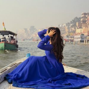 geetika bisht Instagram - Yeh sheher dikhta kam, mehsoos zyada hota hai…🫶🏻
.
.
.
#banaras #varanasighats #fyp #explore #explorepage✨