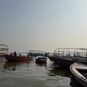 geetika bisht Instagram - Yeh sheher dikhta kam, mehsoos zyada hota hai…🫶🏻
.
.
.
#banaras #varanasighats #fyp #explore #explorepage✨
