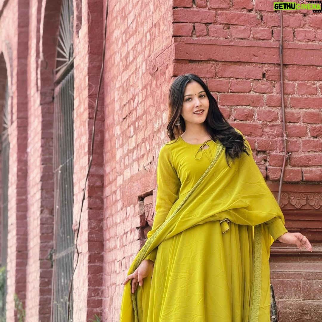 geetika bisht - 2.8K Likes - Yeh sheher dikhta kam, mehsoos zyada hota hai…🫶🏻
.
.
.
#banaras #varanasighats #fyp #explore #explorepage✨