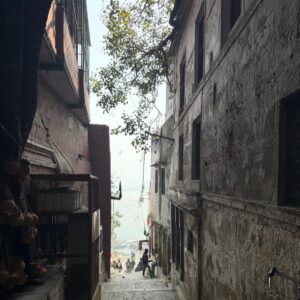 geetika bisht Instagram - Yeh sheher dikhta kam, mehsoos zyada hota hai…🫶🏻
.
.
.
#banaras #varanasighats #fyp #explore #explorepage✨