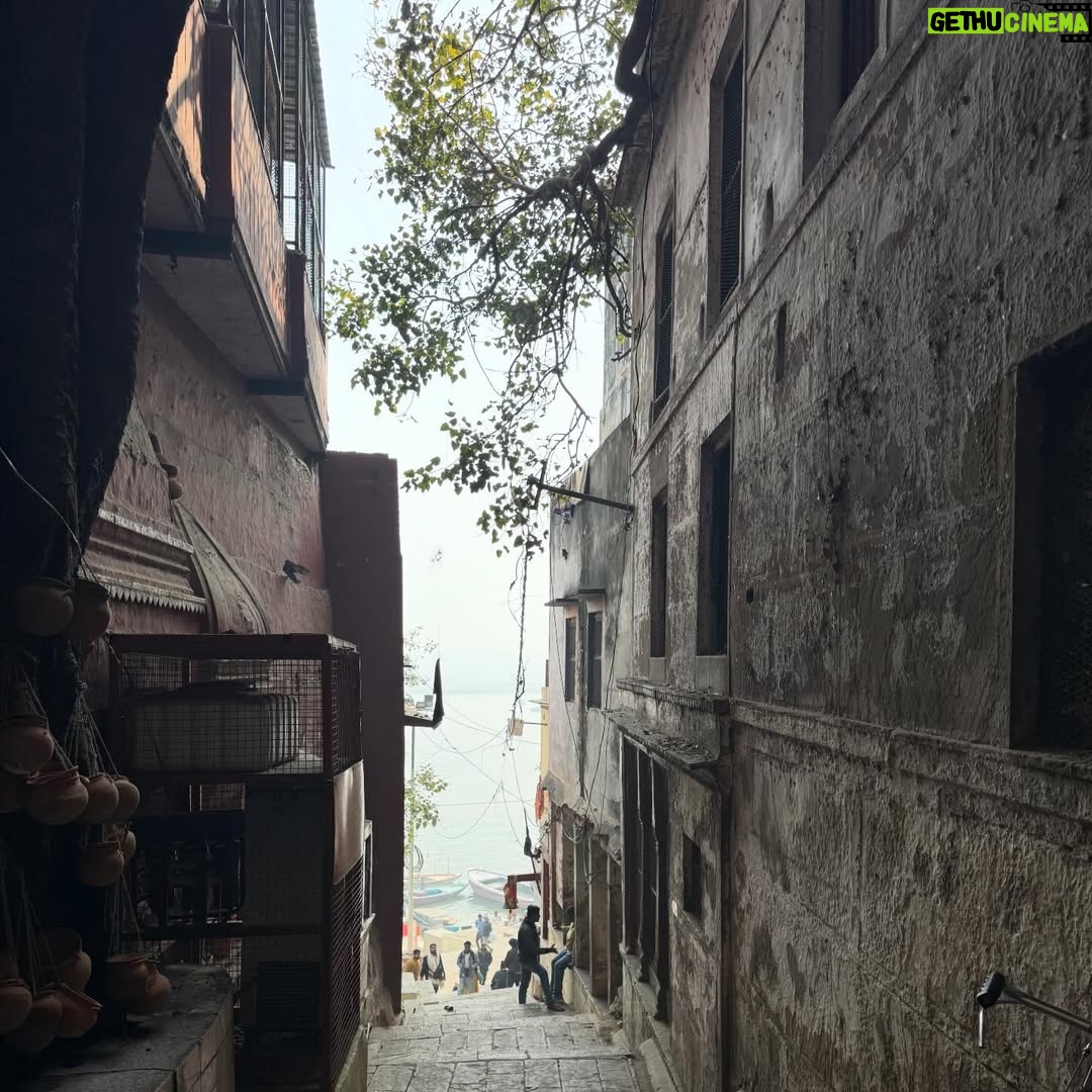 geetika bisht - 2.8K Likes - Yeh sheher dikhta kam, mehsoos zyada hota hai…🫶🏻
.
.
.
#banaras #varanasighats #fyp #explore #explorepage✨