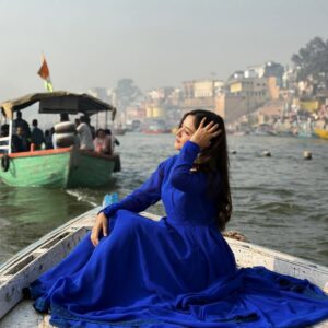 geetika bisht Instagram - Yeh sheher dikhta kam, mehsoos zyada hota hai…🫶🏻
.
.
.
#banaras #varanasighats #fyp #explore #explorepage✨